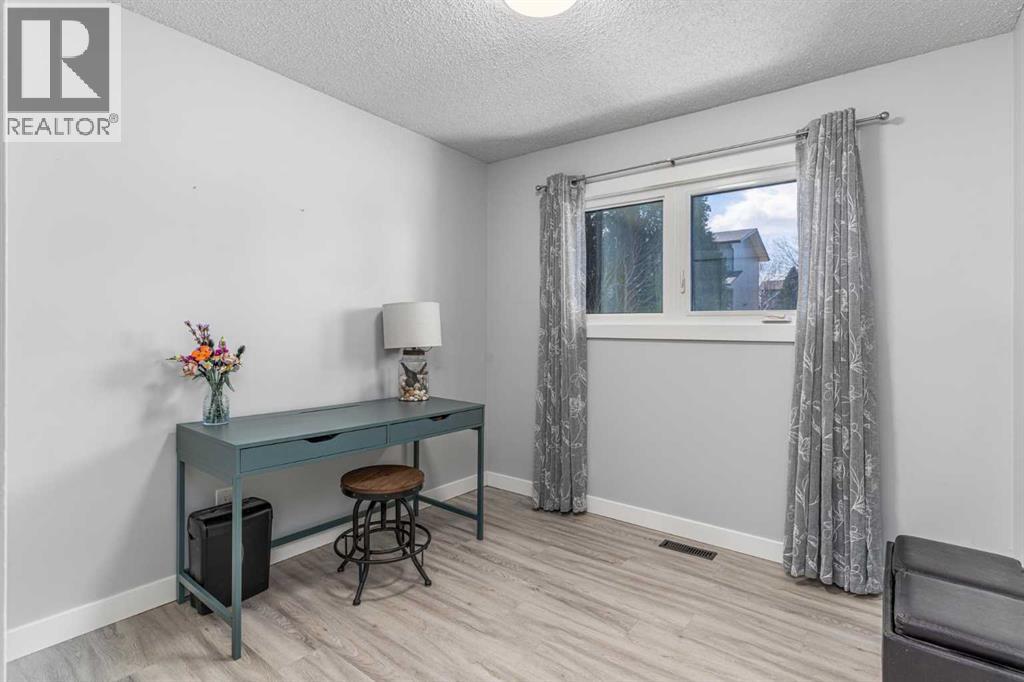 36 Bearberry Crescent NW, Calgary, Alberta  T3K 1R2 - Photo 17 - A2308419