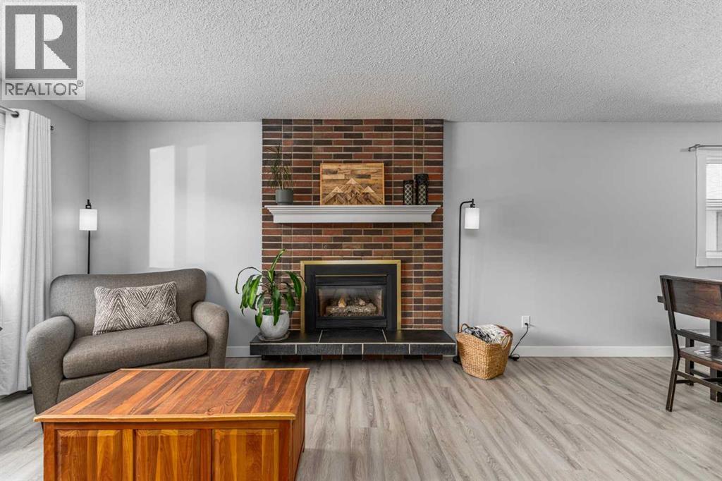 36 Bearberry Crescent NW, Calgary, Alberta  T3K 1R2 - Photo 6 - A2308419