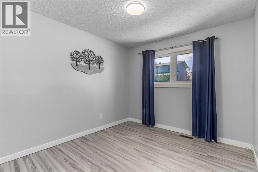36 Bearberry Crescent NW, Calgary, Alberta  T3K 1R2 - Photo 19 - A2308419
