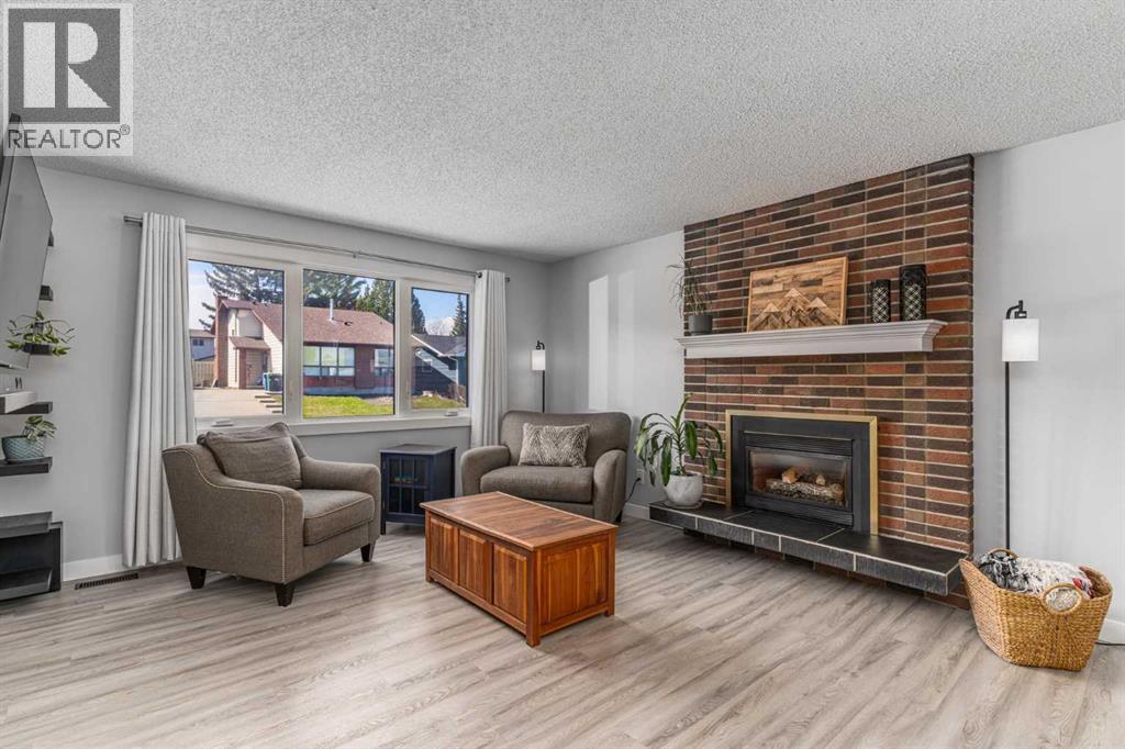 36 Bearberry Crescent NW, Calgary, Alberta  T3K 1R2 - Photo 7 - A2308419