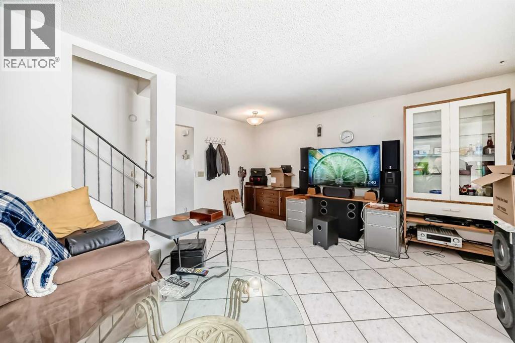 12 Radcliffe Court SE, Calgary, Alberta  T2A 6B1 - Photo 11 - A2298425