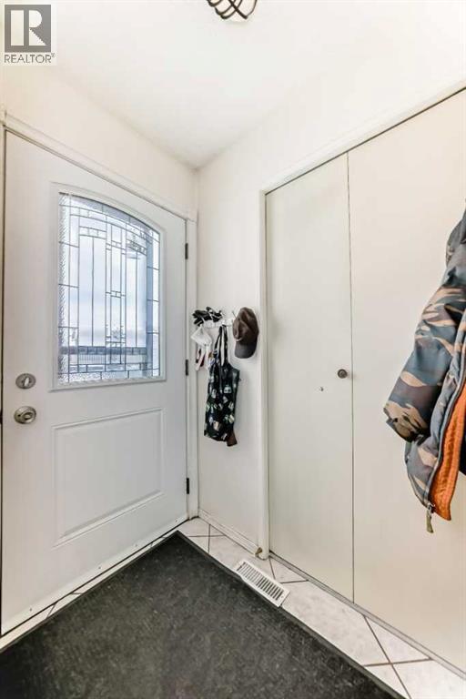 12 Radcliffe Court SE, Calgary, Alberta  T2A 6B1 - Photo 5 - A2298425