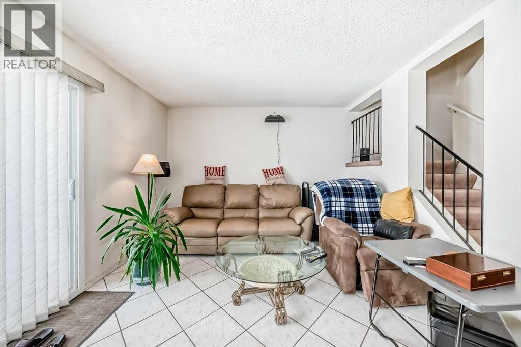 12 Radcliffe Court SE, Calgary, Alberta  T2A 6B1 - Photo 9 - A2298425