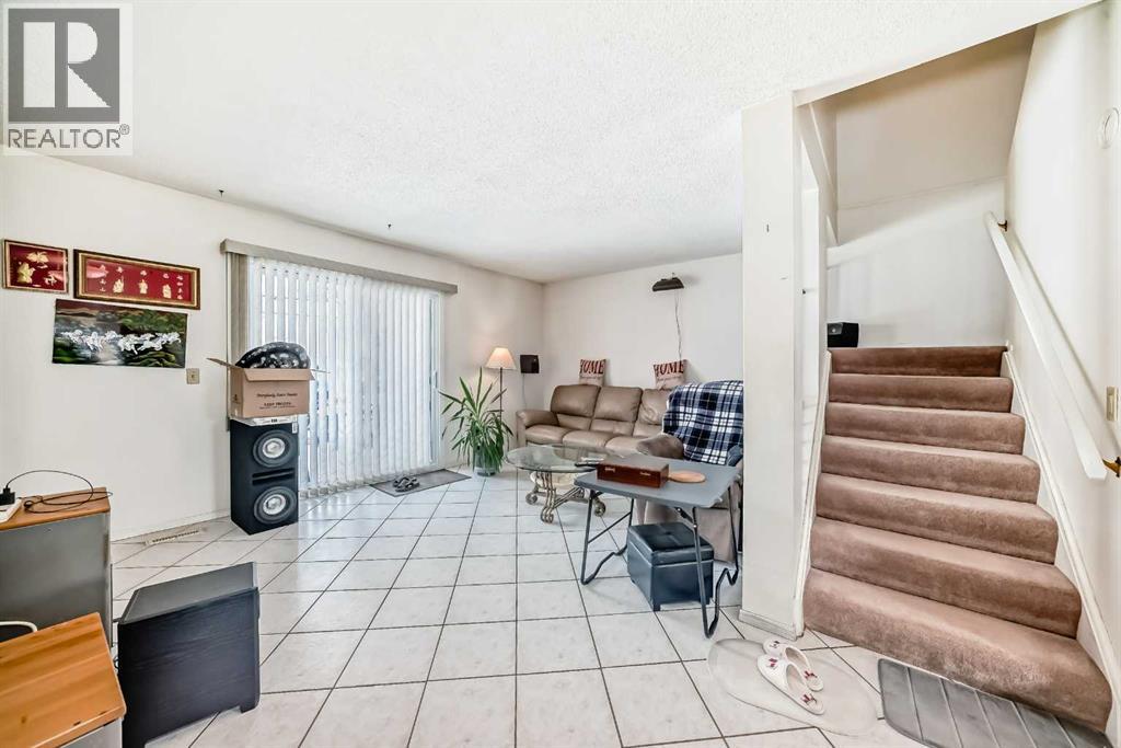12 Radcliffe Court SE, Calgary, Alberta  T2A 6B1 - Photo 7 - A2298425