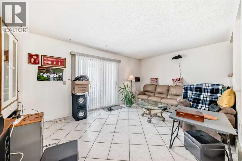 12 Radcliffe Court SE, Calgary, Alberta  T2A 6B1 - Photo 8 - A2298425