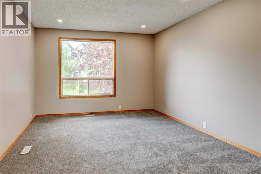 27 Dovely Way SE, Calgary, Alberta  T2B 2K7 - Photo 8 - A2308892