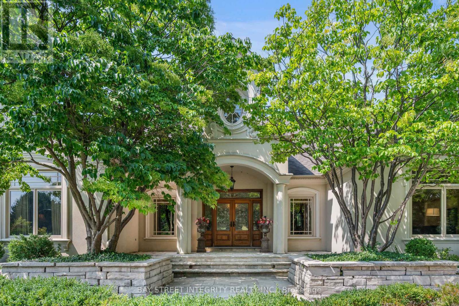 12 ALM COURT, Aurora, Ontario