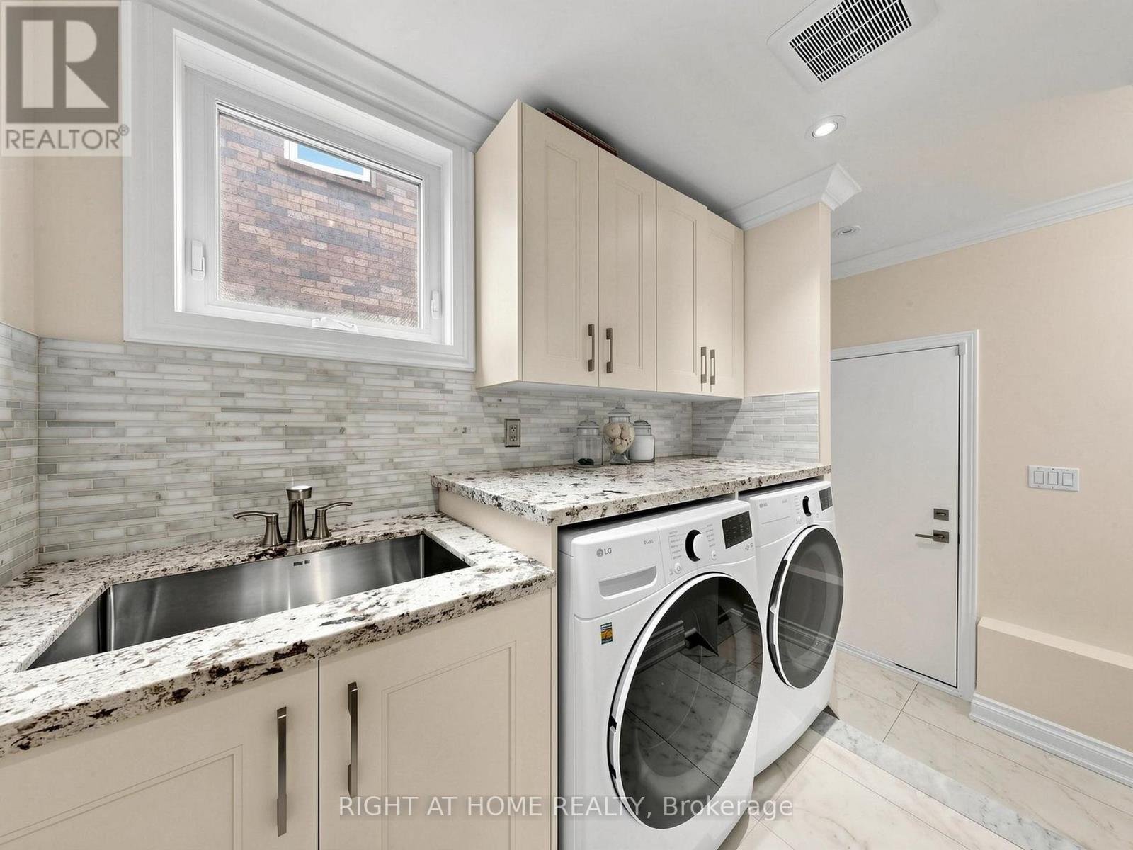 27 Crimson Court, Richmond Hill, Ontario  L4C 0J5 - Photo 14 - N13106418