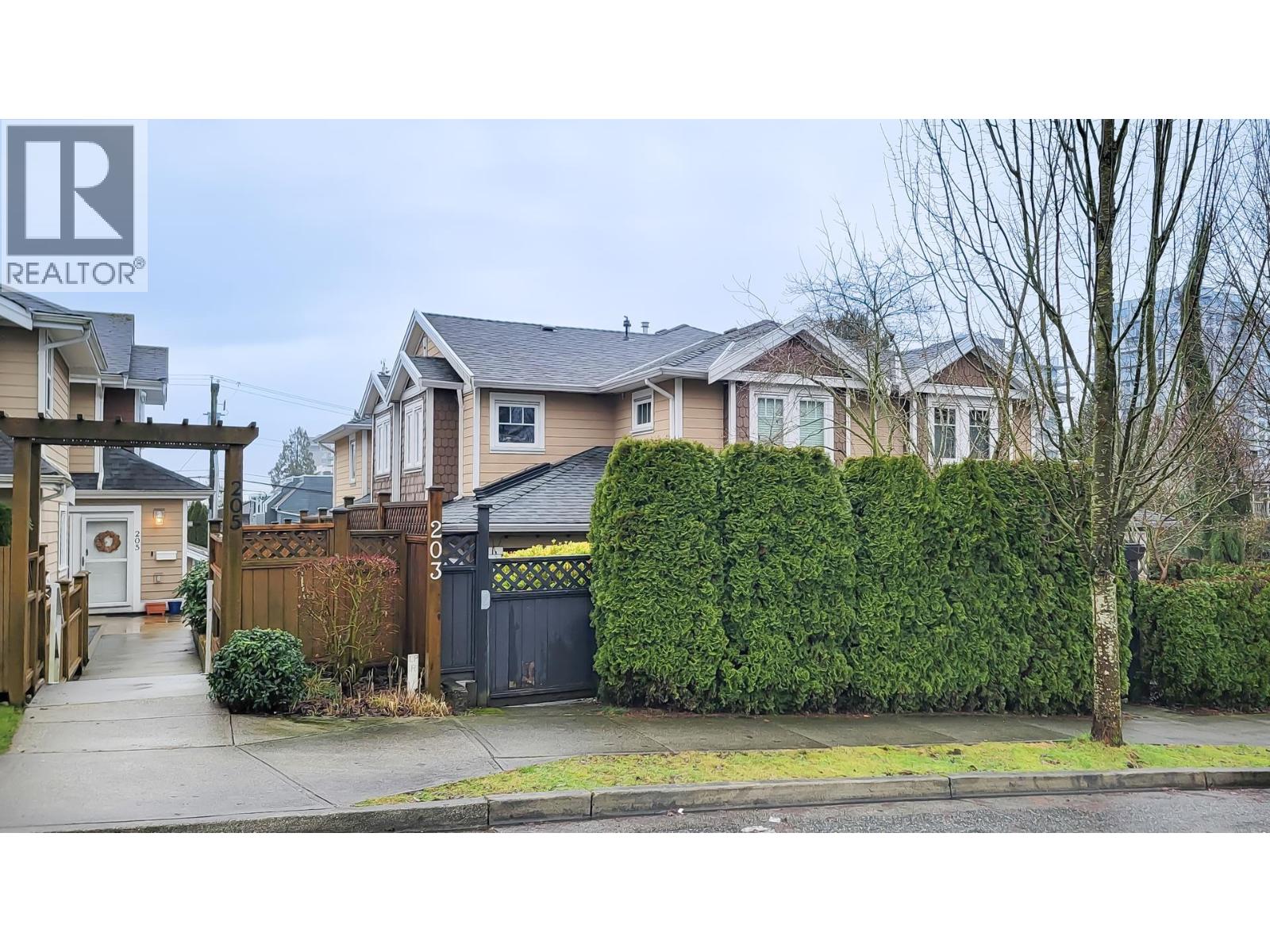 203 E 18TH STREET, North Vancouver, British Columbia