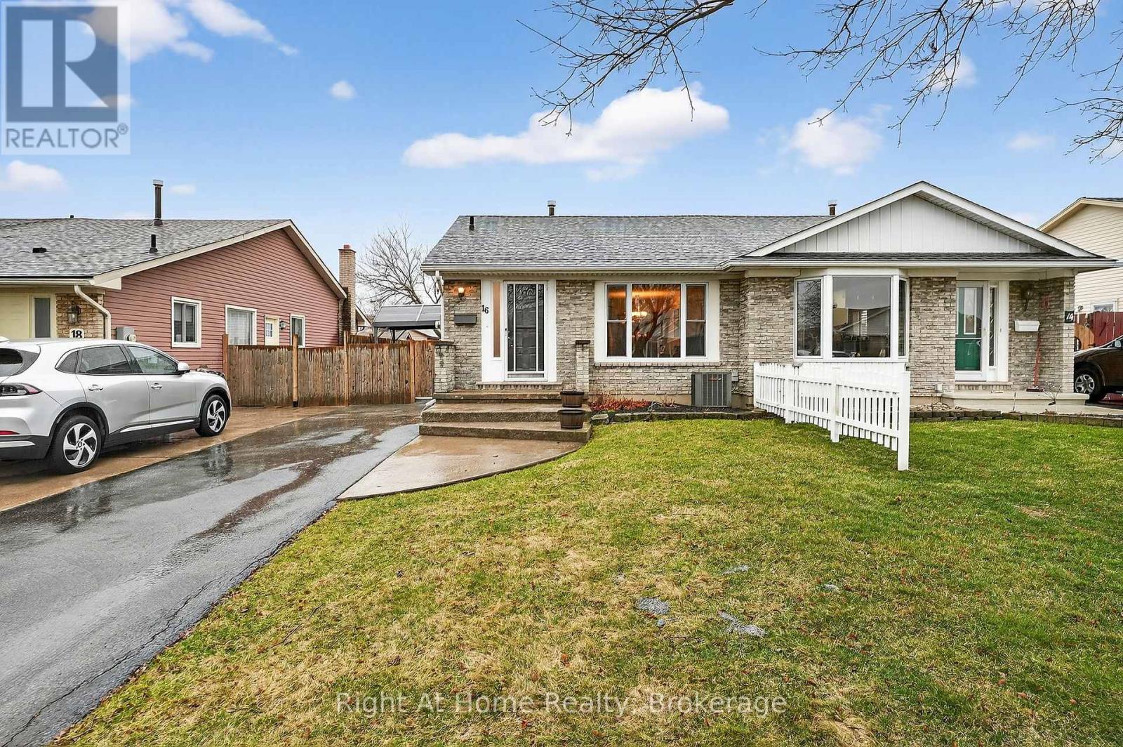 16 Dundee Drive, St. Catharines, Ontario  L2P 3T1 - Photo 2 - X12906102