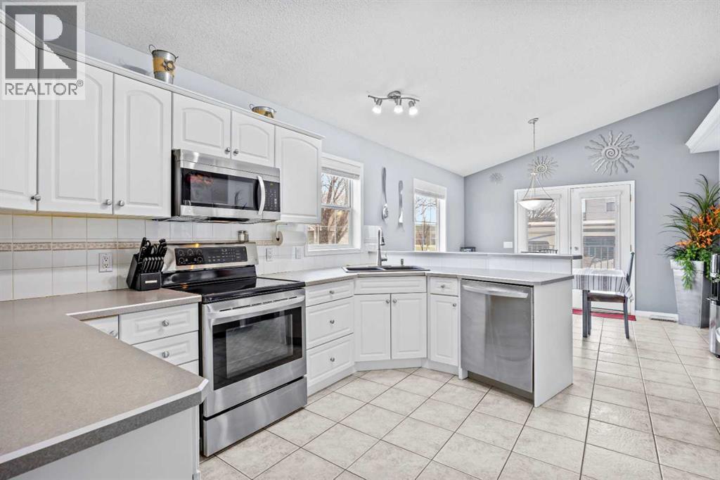 187 West Lakeview Circle, Chestermere, Alberta  T1X 1H7 - Photo 7 - A2308914