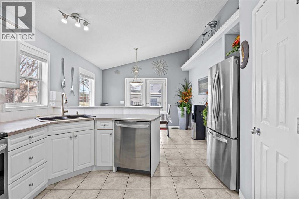 187 West Lakeview Circle, Chestermere, Alberta  T1X 1H7 - Photo 8 - A2308914