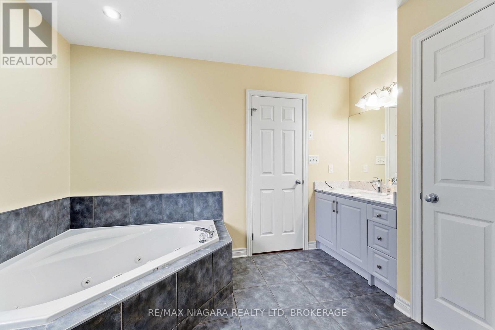 8253 Costabile Drive, Niagara Falls, Ontario  L2H 3L2 - Photo 10 - X13106652