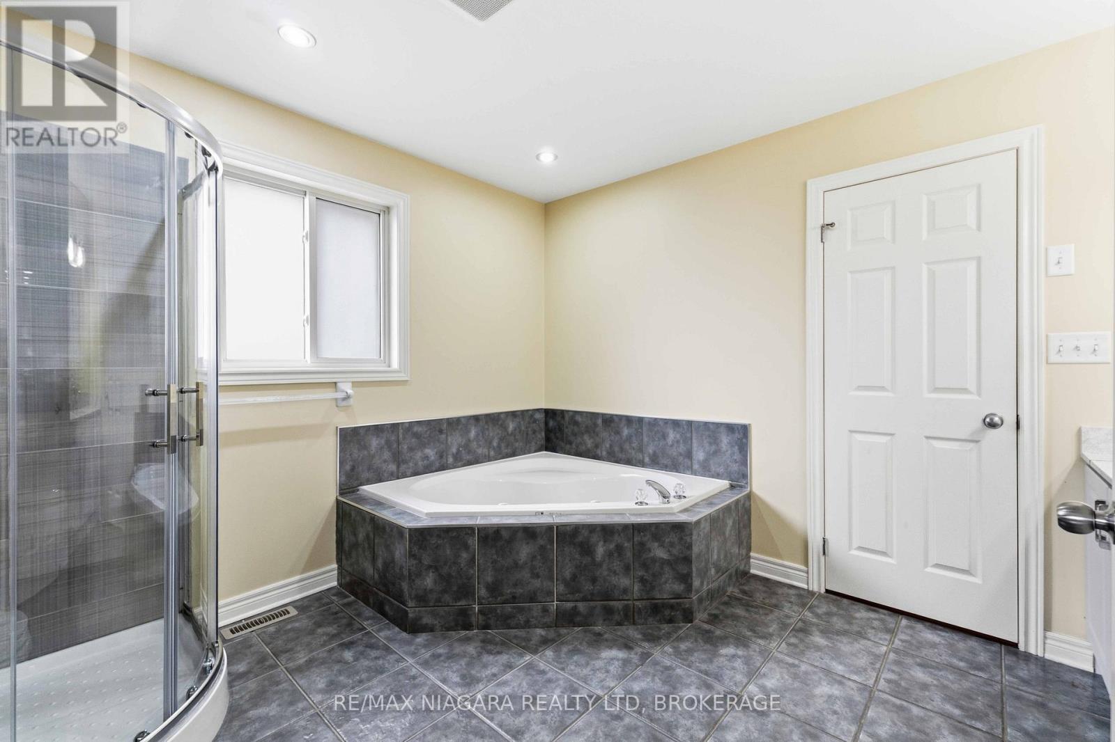 8253 Costabile Drive, Niagara Falls, Ontario  L2H 3L2 - Photo 28 - X13106652