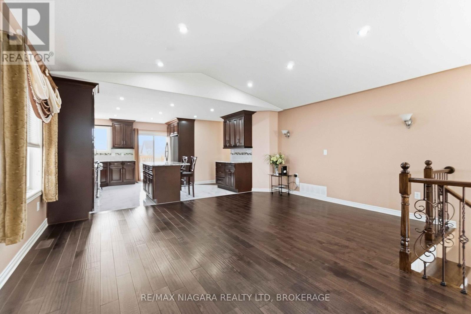 8253 Costabile Drive, Niagara Falls, Ontario  L2H 3L2 - Photo 5 - X13106652