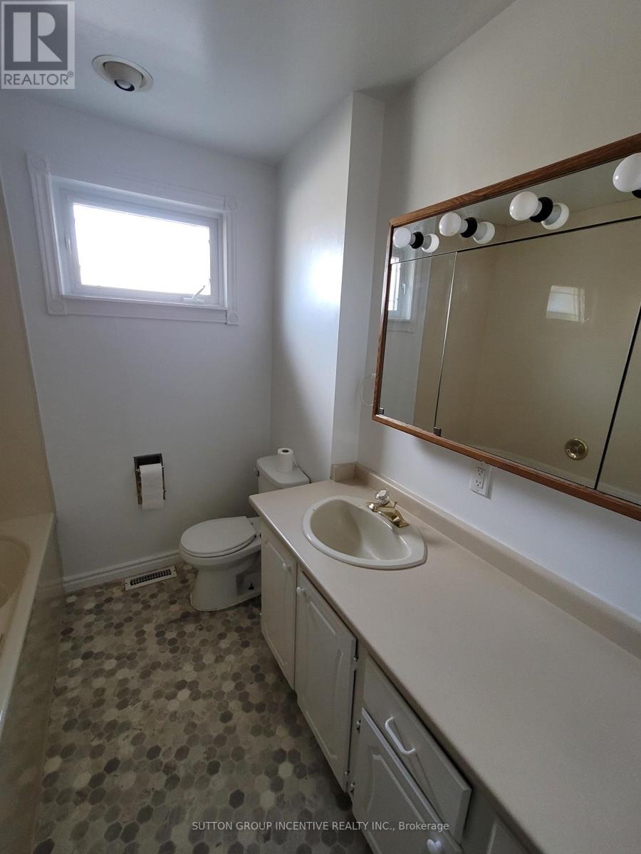 50 Farmingdale Crescent, Barrie, Ontario  L4M 5E5 - Photo 13 - S13106824