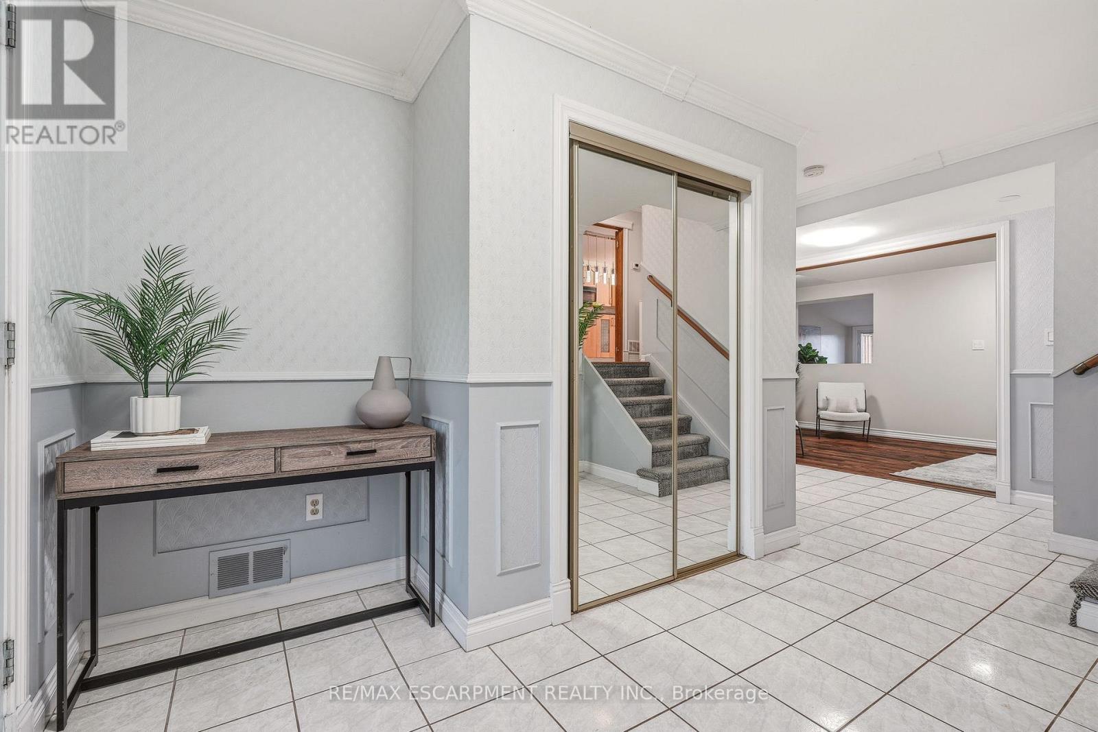 694 Mullin Way, Burlington, Ontario  L7L 4J7 - Photo 3 - W13106794