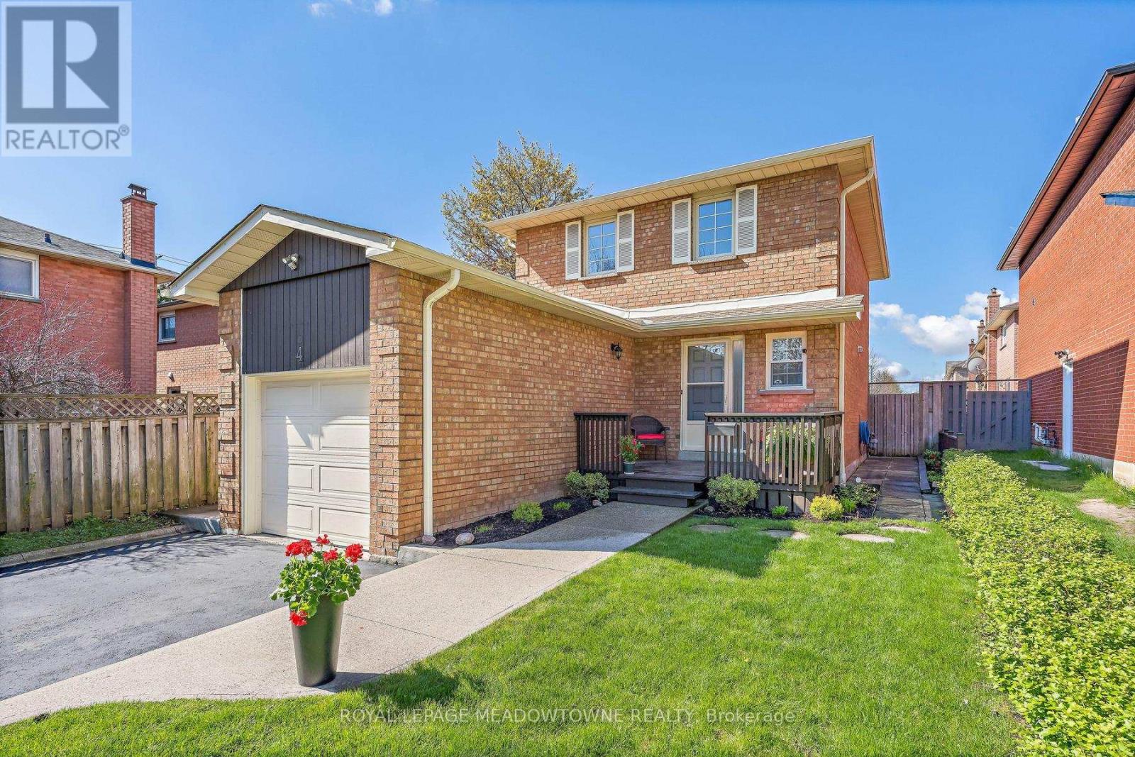 4 Shenstone Avenue, Brampton, Ontario  L6Z 2Y6 - Photo 3 - W13106828