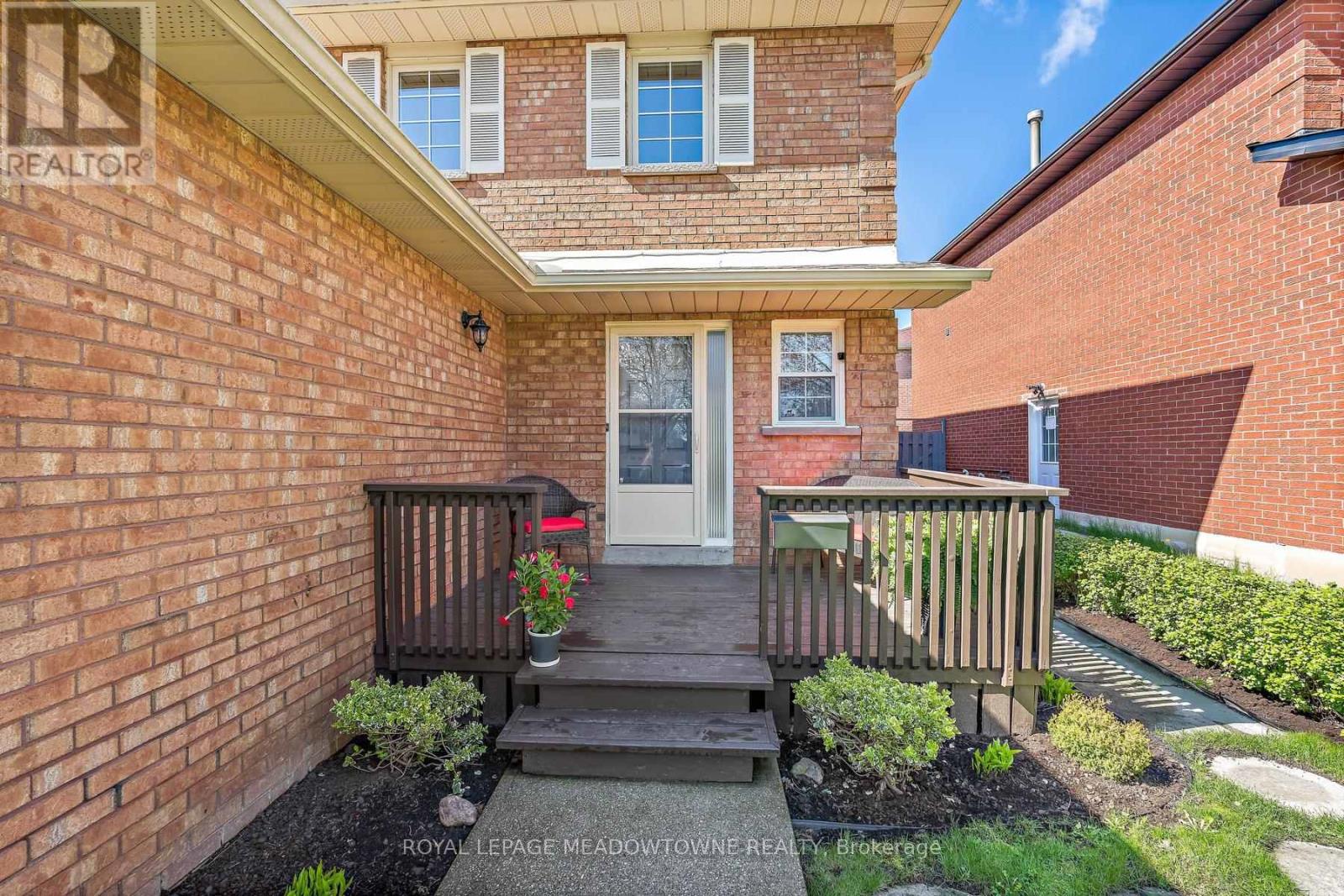 4 Shenstone Avenue, Brampton, Ontario  L6Z 2Y6 - Photo 4 - W13106828