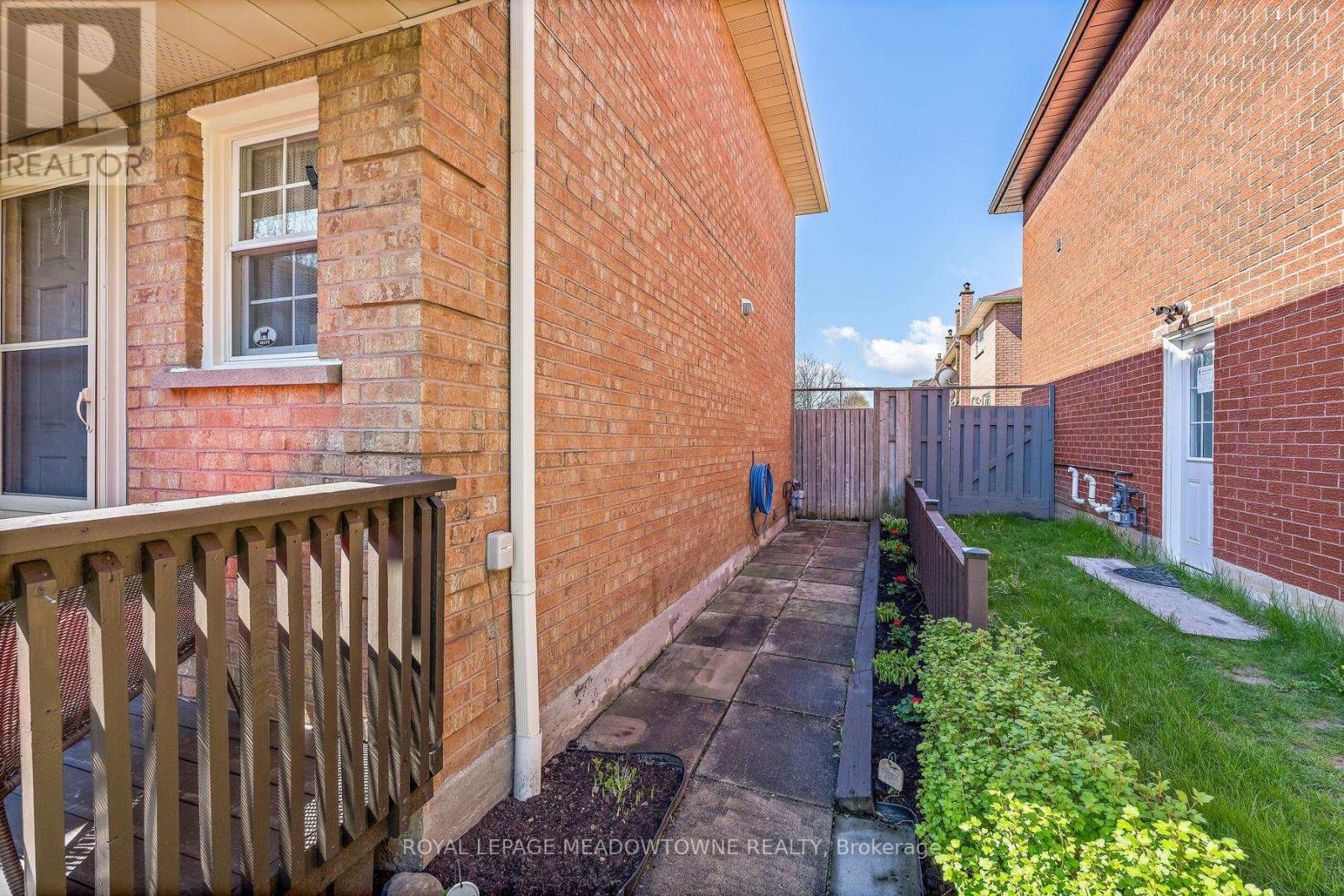 4 Shenstone Avenue, Brampton, Ontario  L6Z 2Y6 - Photo 5 - W13106828