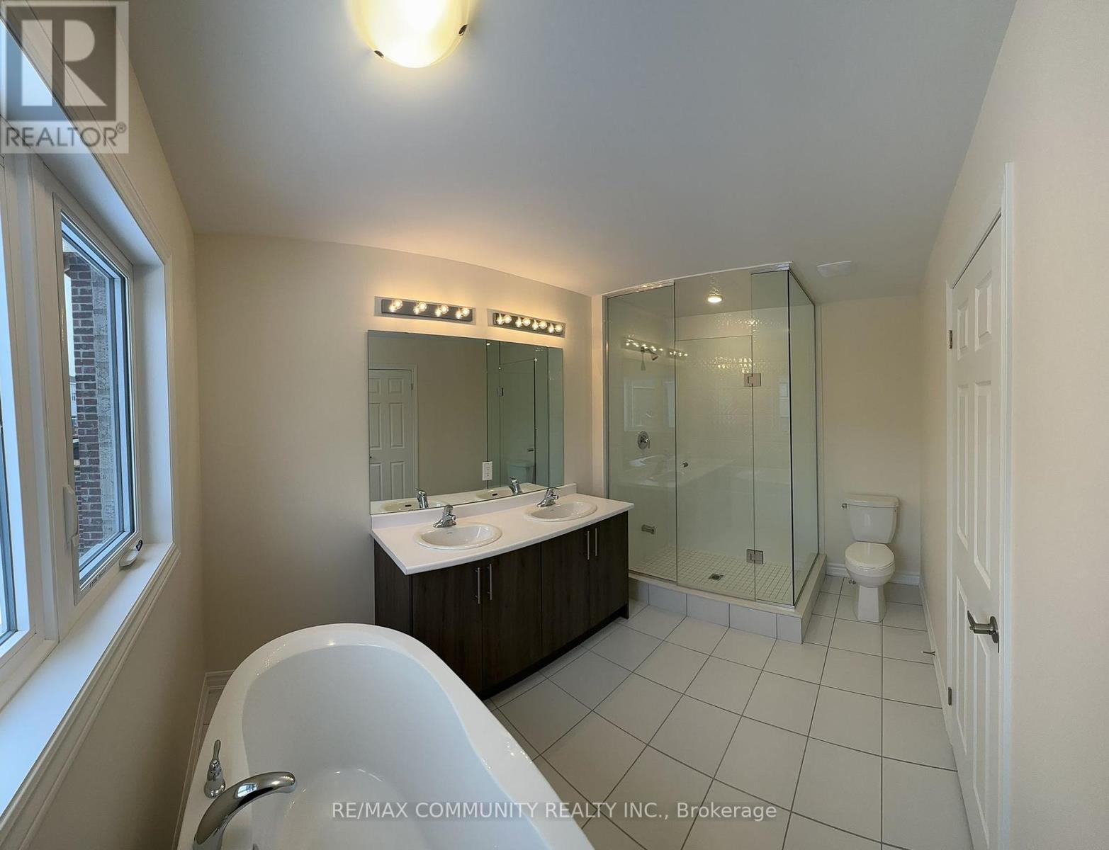 59 Mountainside Crescent, Whitby, Ontario  L1R 0P4 - Photo 5 - E13101190