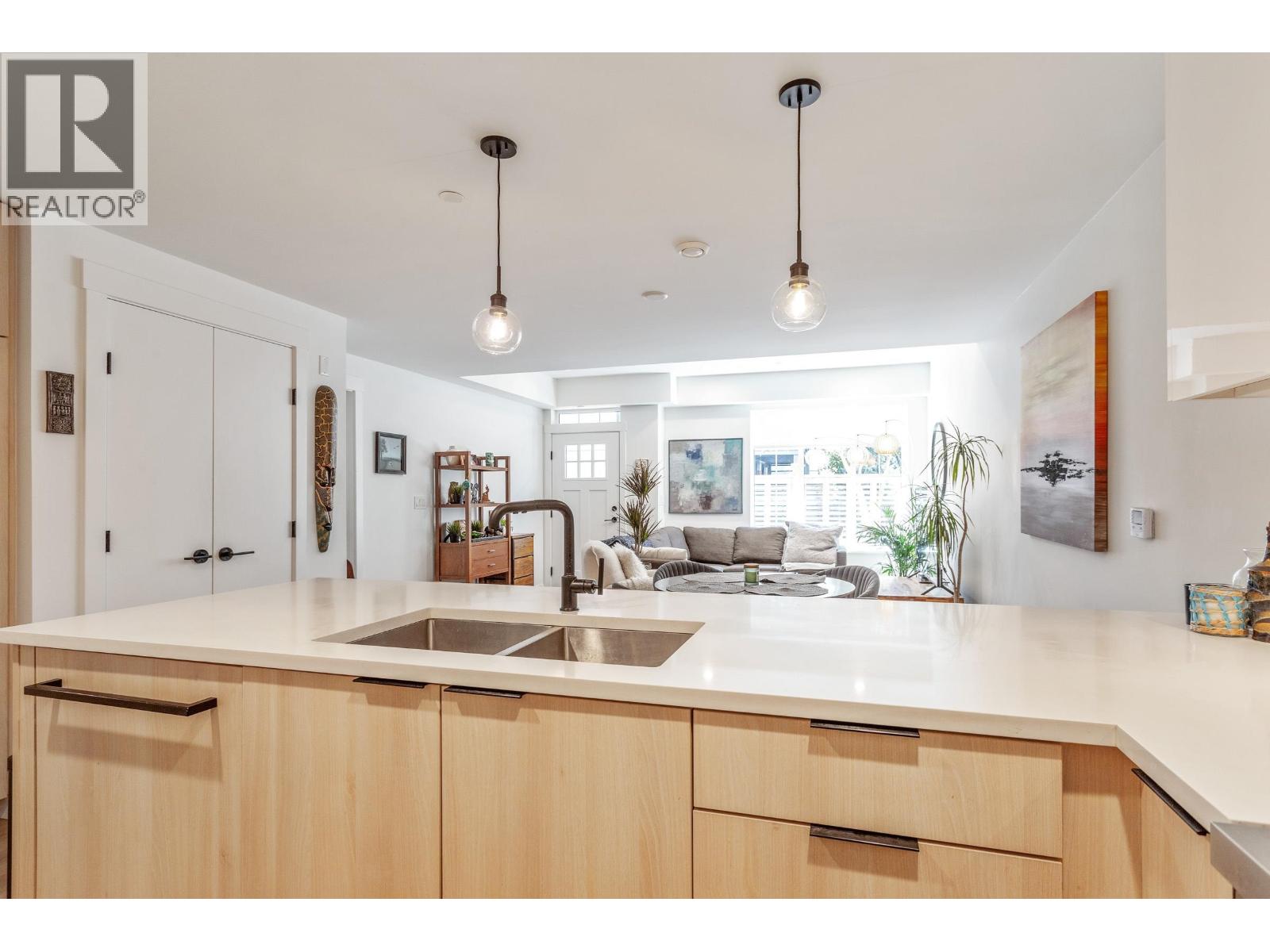6 237 Ridgeway Avenue, North Vancouver, British Columbia  V7L 0H6 - Photo 4 - R3118357