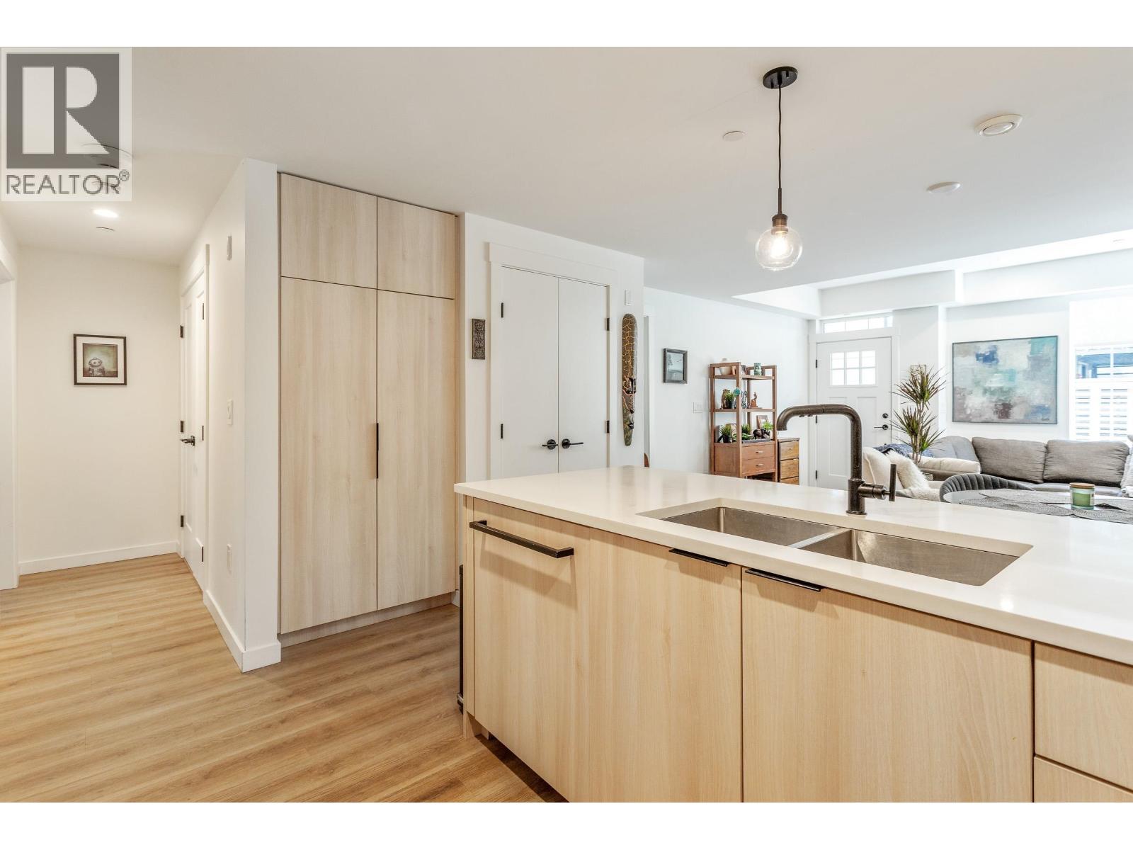 6 237 Ridgeway Avenue, North Vancouver, British Columbia  V7L 0H6 - Photo 3 - R3118357