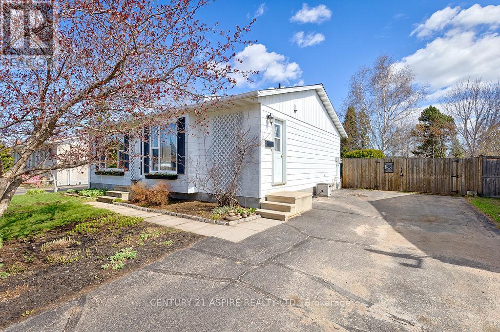 62 Herman Street, Petawawa, Ontario  K8H 1W2 - Photo 2 - X13106972