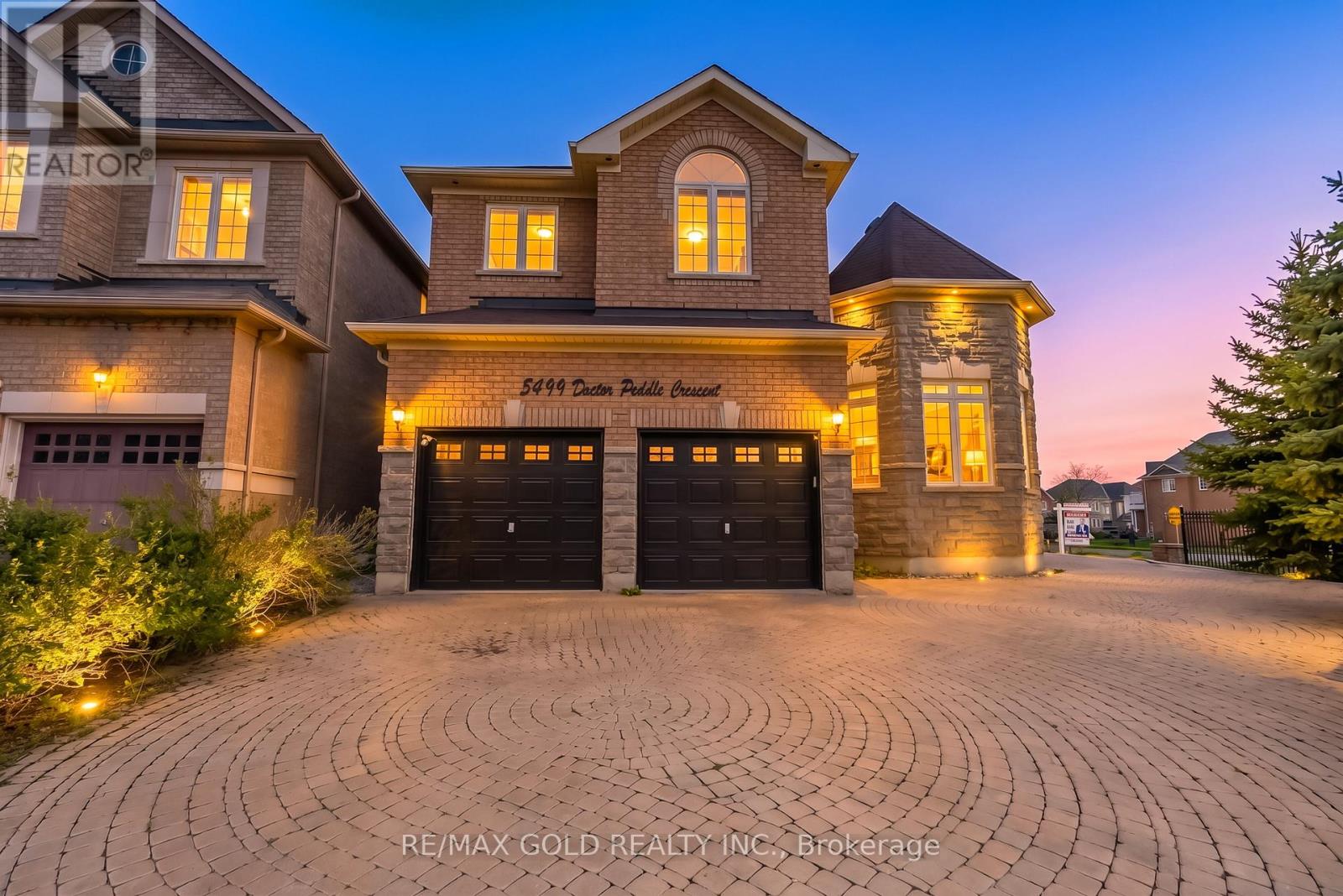 5499 Doctor Peddle Crescent, Mississauga, Ontario  L5M 0K7 - Photo 2 - W13106932