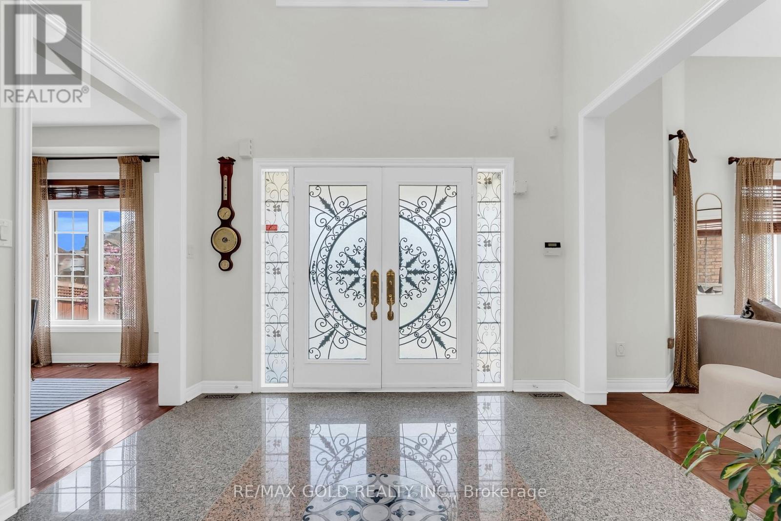 5499 Doctor Peddle Crescent, Mississauga, Ontario  L5M 0K7 - Photo 6 - W13106932