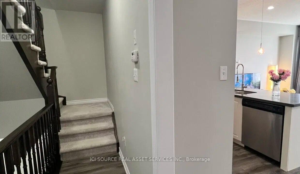20 Savage Drive, Hamilton, Ontario  K2S 1B9 - Photo 5 - X13106952