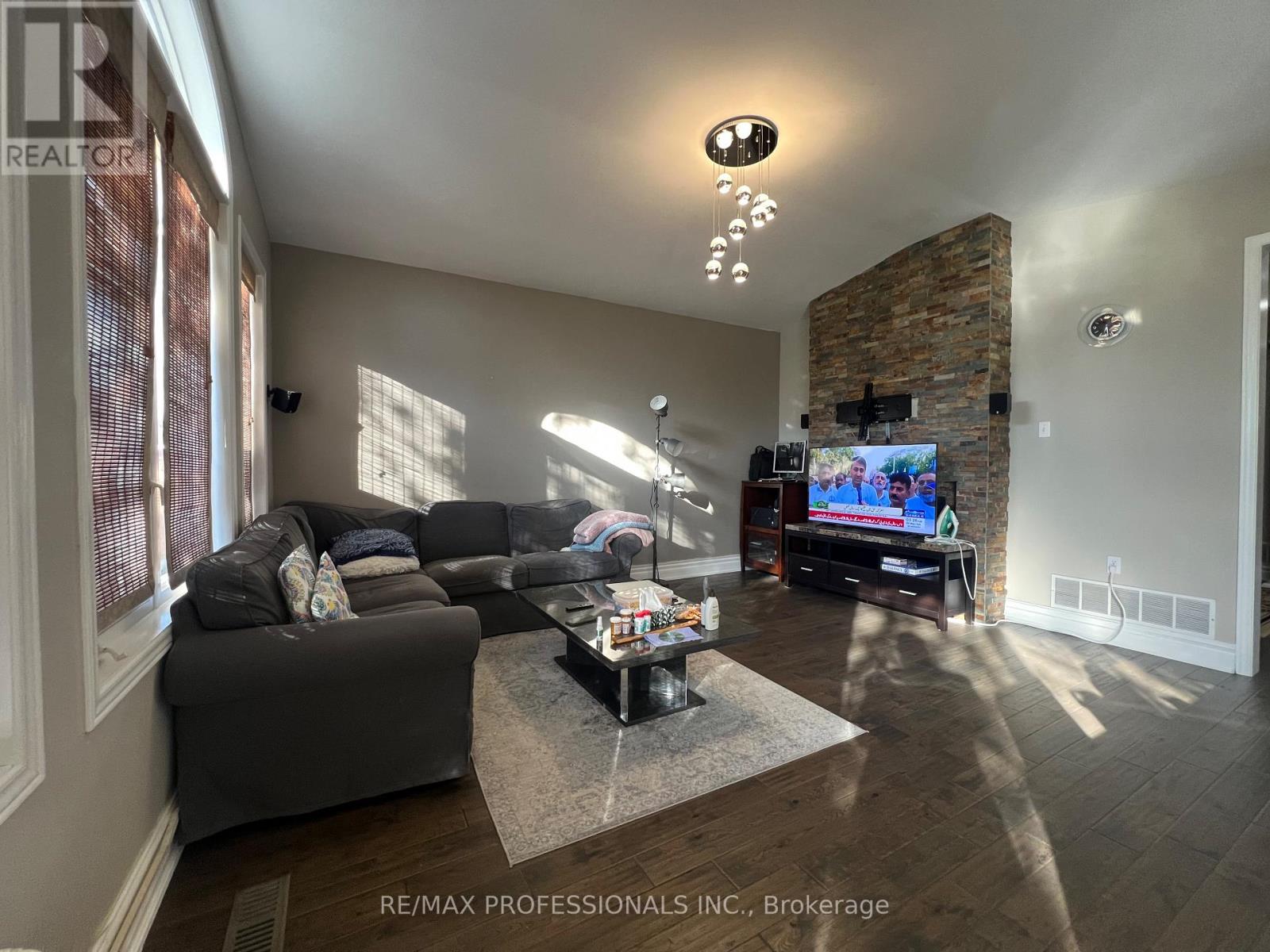 3895 Henrietta Way, Mississauga, Ontario  L5M 7Y4 - Photo 3 - W13093826