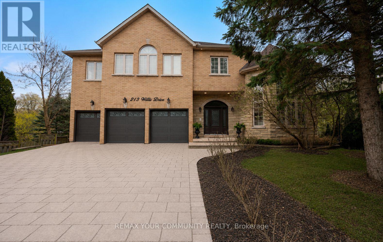 213 WILLIS DRIVE, Aurora, Ontario