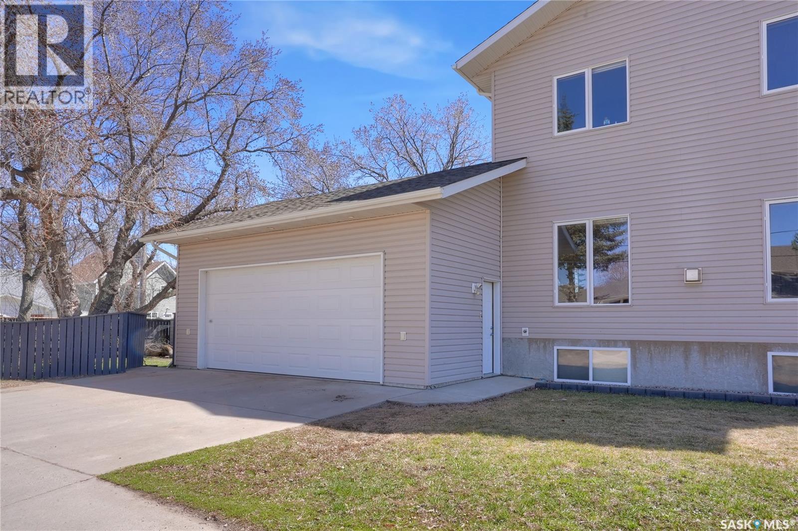 1095 6th Avenue Nw, Moose Jaw, Saskatchewan  S6H 4A5 - Photo 2 - SK035233