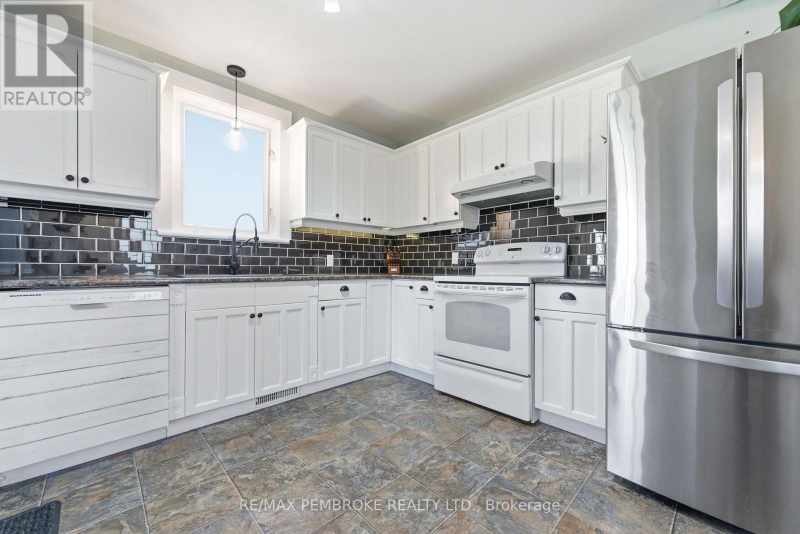 566 Perth Street, Pembroke, Ontario  K8A 6B6 - Photo 17 - X13107086