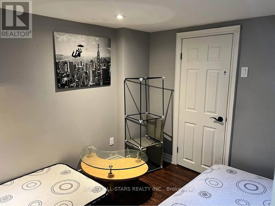 12 Rossander Court, Toronto, Ontario  M1J 2B7 - Photo 5 - E13107094