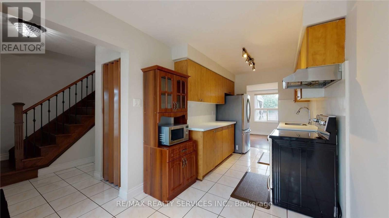 44 Elmstead Court, Brampton, Ontario  L6Y 4C2 - Photo 2 - W13107124