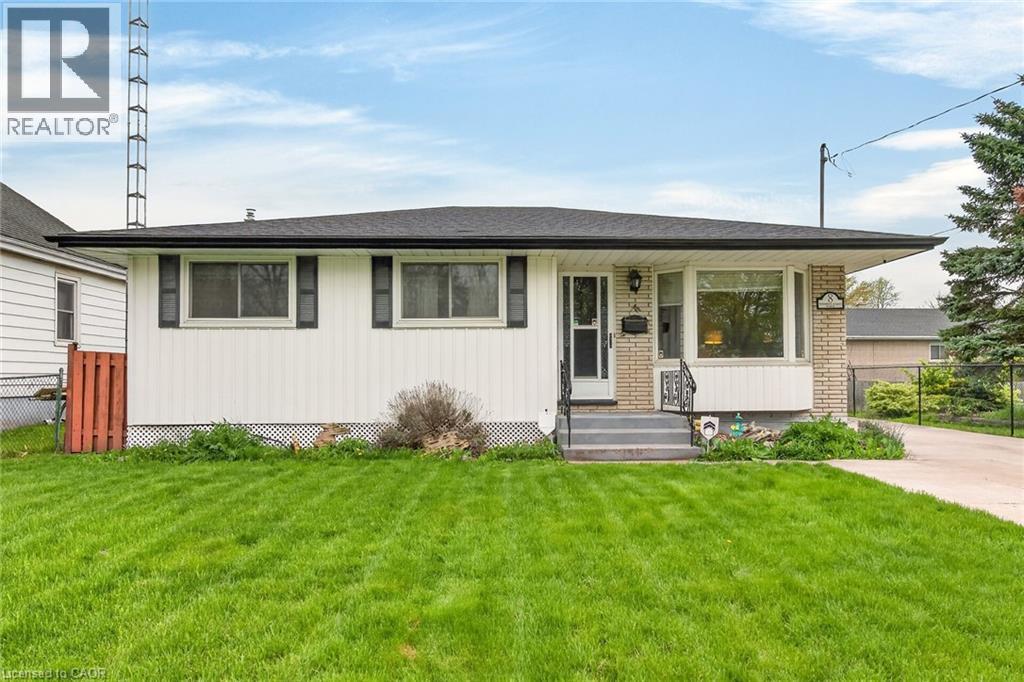 8 WOODROW Street N, St. Catharines, Ontario