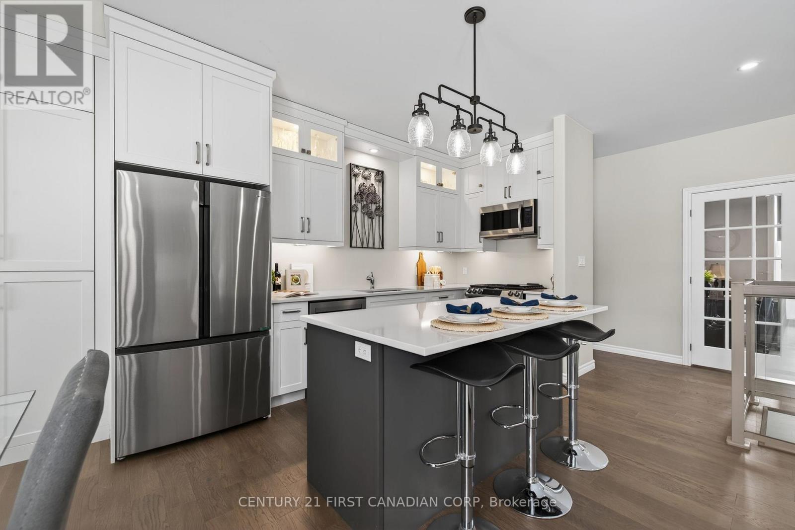 9128 Indian Hills Trail W, Lambton Shores, Ontario  N0N 1J2 - Photo 11 - X12929226