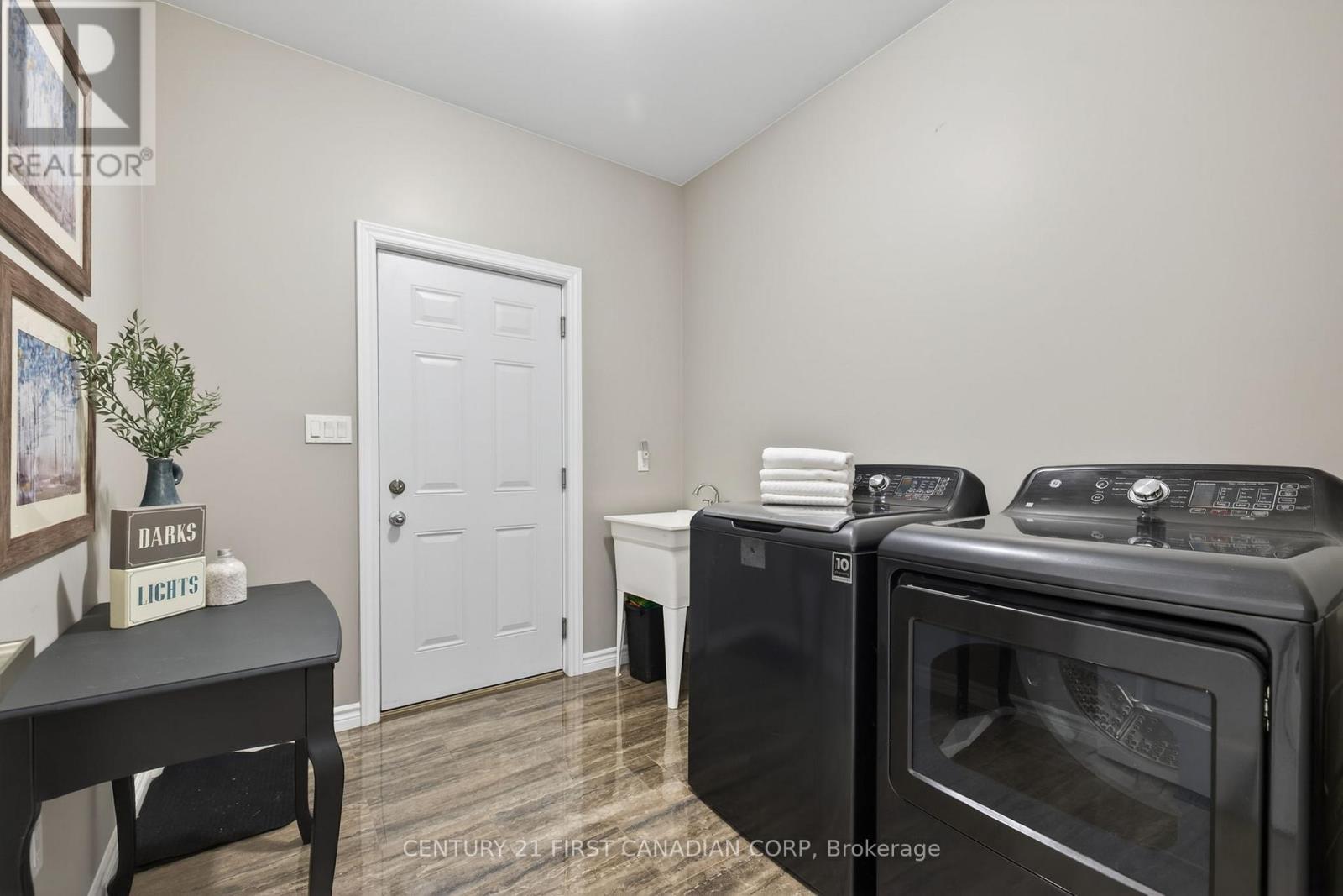 9128 Indian Hills Trail W, Lambton Shores, Ontario  N0N 1J2 - Photo 29 - X12929226