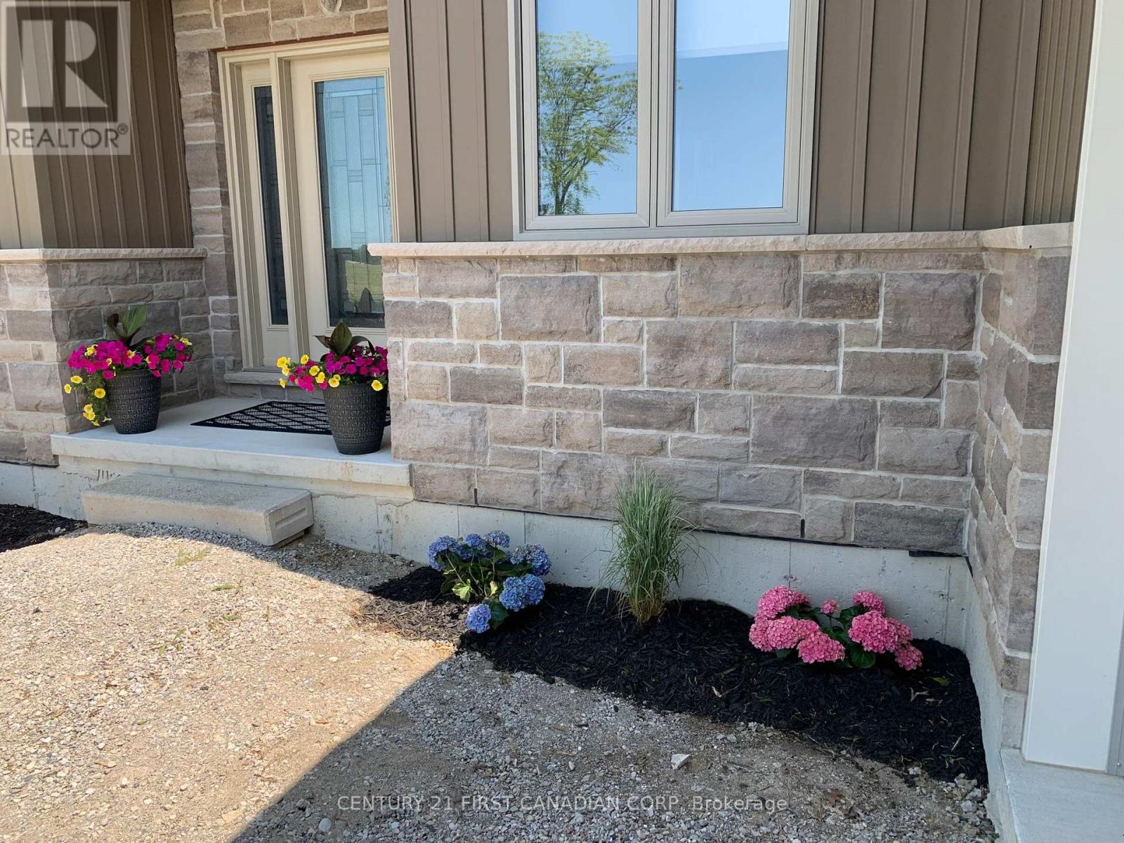 9128 Indian Hills Trail W, Lambton Shores, Ontario  N0N 1J2 - Photo 35 - X12929226