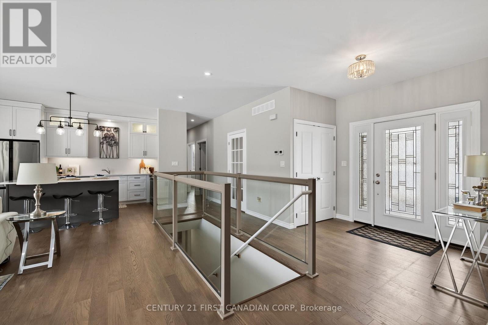 9128 Indian Hills Trail W, Lambton Shores, Ontario  N0N 1J2 - Photo 6 - X12929226
