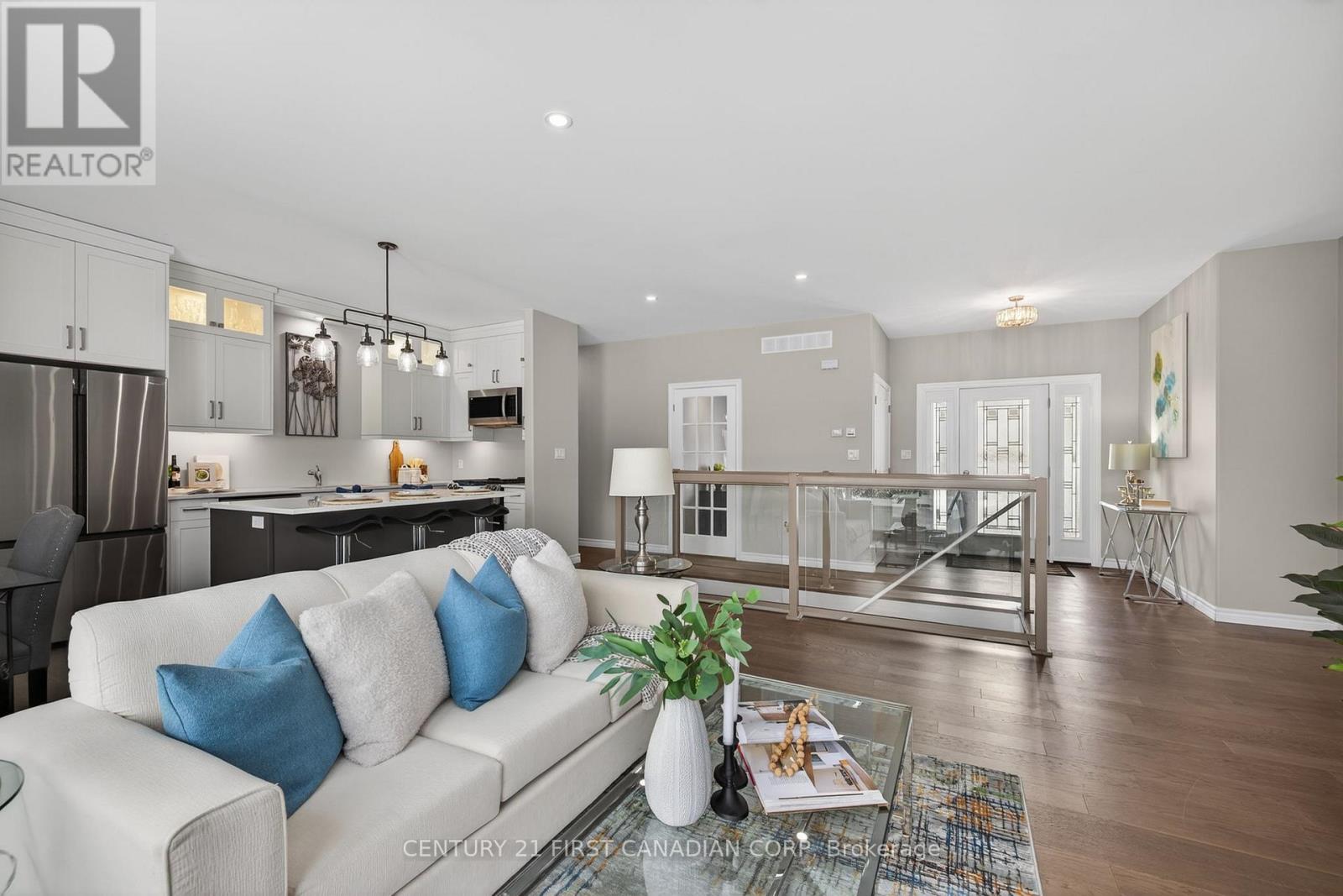9128 Indian Hills Trail W, Lambton Shores, Ontario  N0N 1J2 - Photo 8 - X12929226