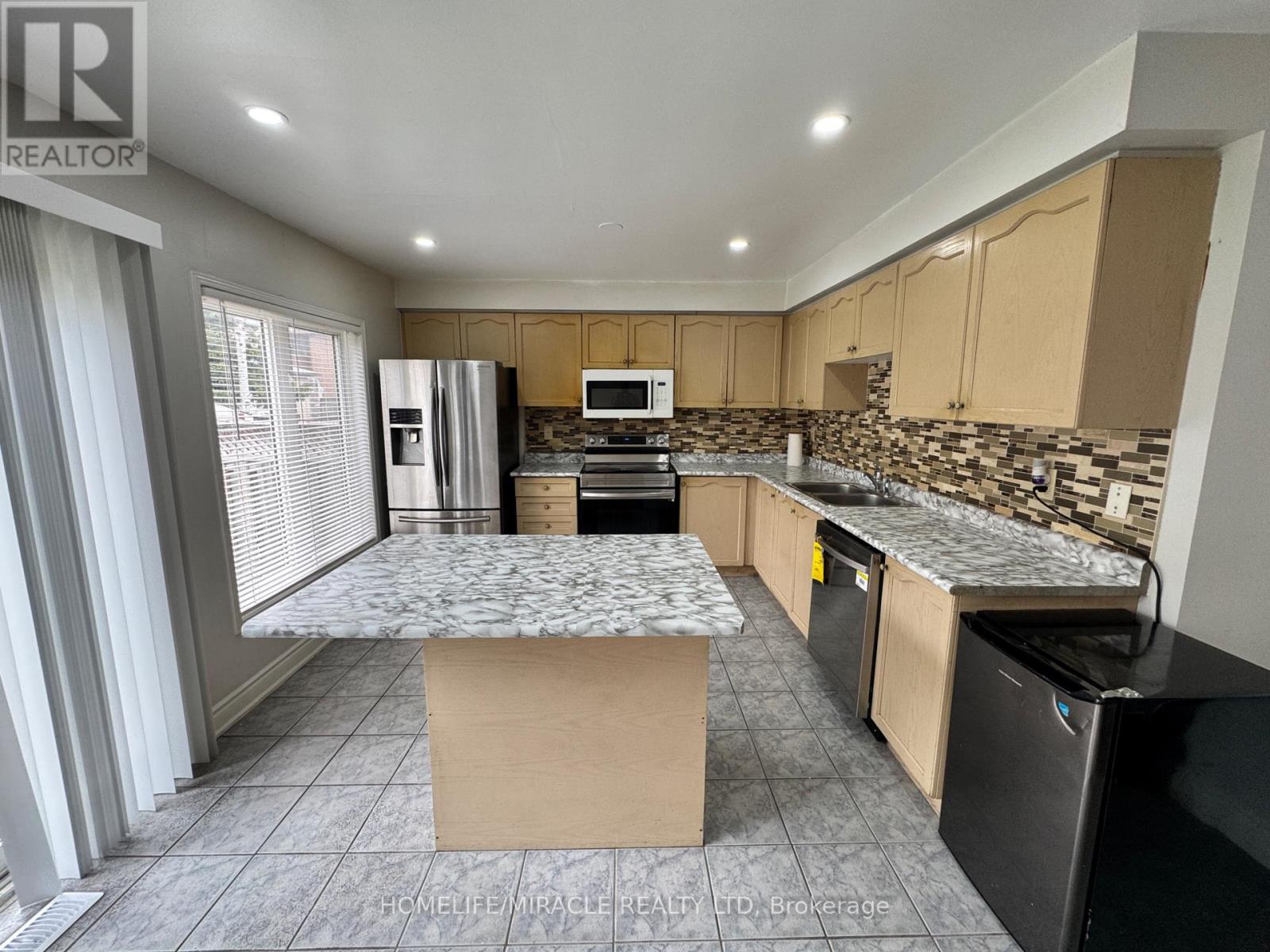 Upper - 28 Nautical Drive, Brampton, Ontario  L6R 2H1 - Photo 9 - W13082956