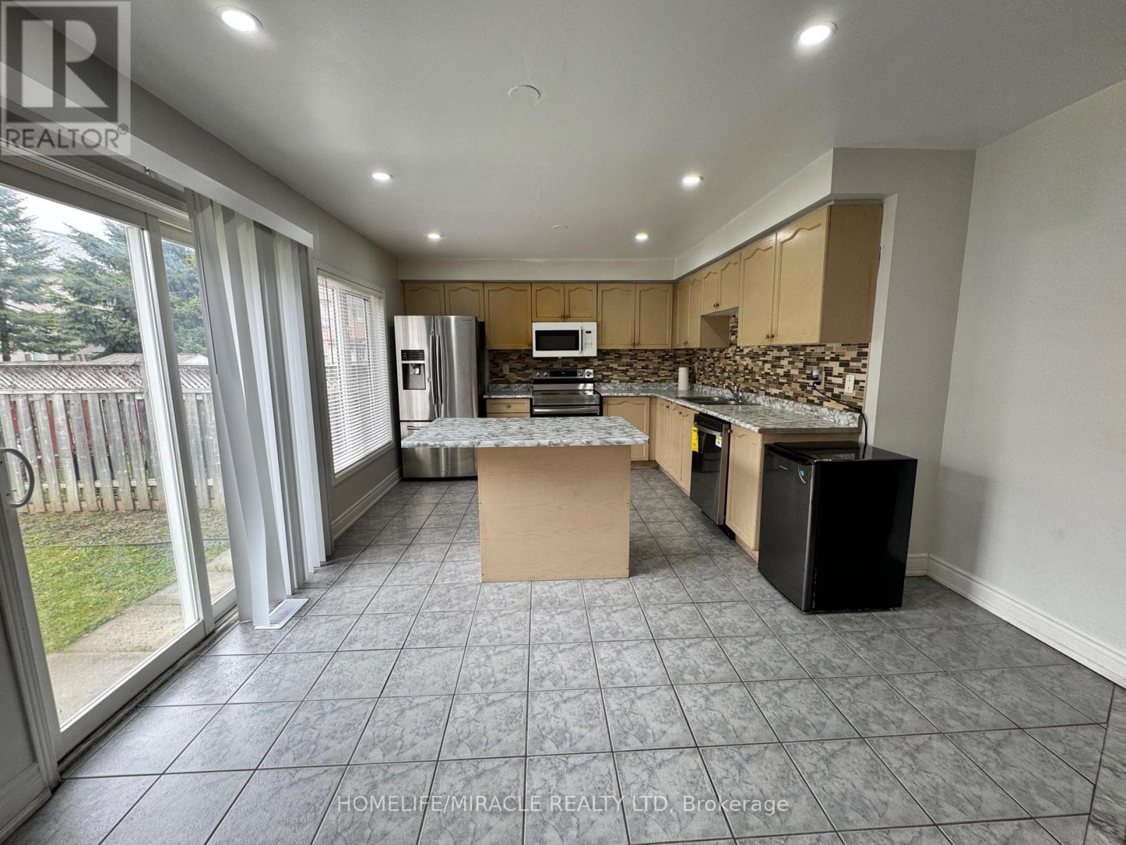 Upper - 28 Nautical Drive, Brampton, Ontario  L6R 2H1 - Photo 8 - W13082956