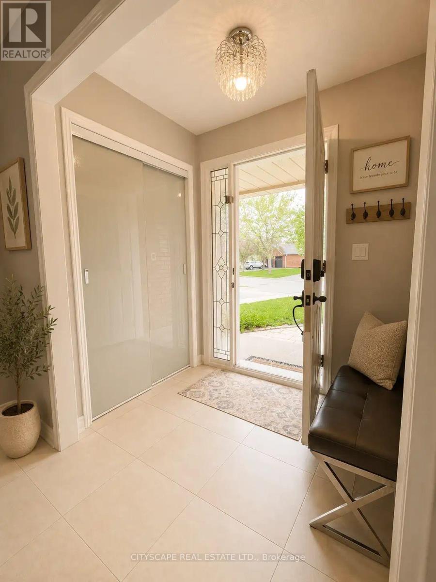 4233 Radisson Crescent, Mississauga, Ontario  L5M 4M1 - Photo 3 - W13093332