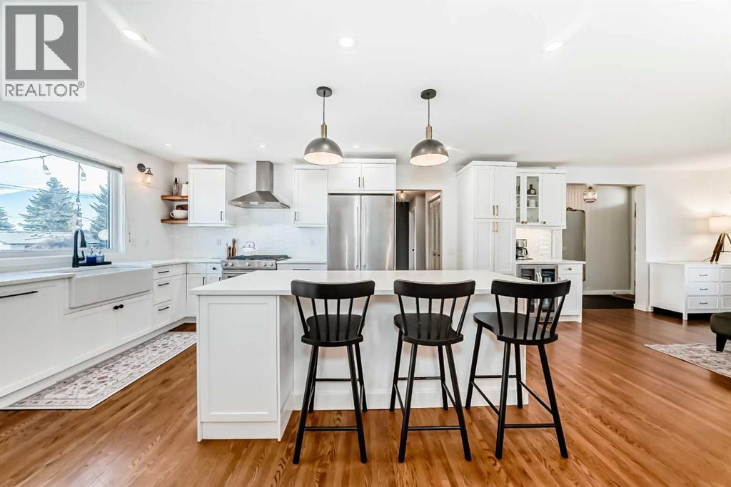 984 Canaveral Crescent Sw, Calgary, Alberta  T2W 1N5 - Photo 4 - A2284967