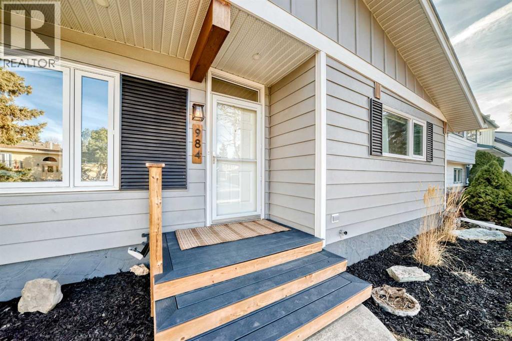 984 Canaveral Crescent Sw, Calgary, Alberta  T2W 1N5 - Photo 2 - A2284967