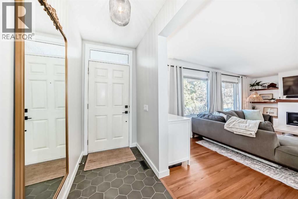 984 Canaveral Crescent Sw, Calgary, Alberta  T2W 1N5 - Photo 3 - A2284967