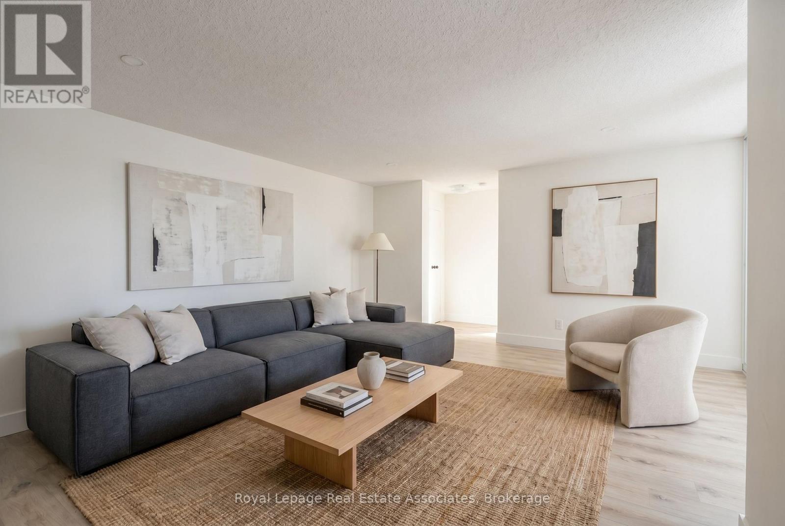 1602 - 3695 Kaneff Crescent, Mississauga, Ontario  L5A 4B6 - Photo 2 - W13107274